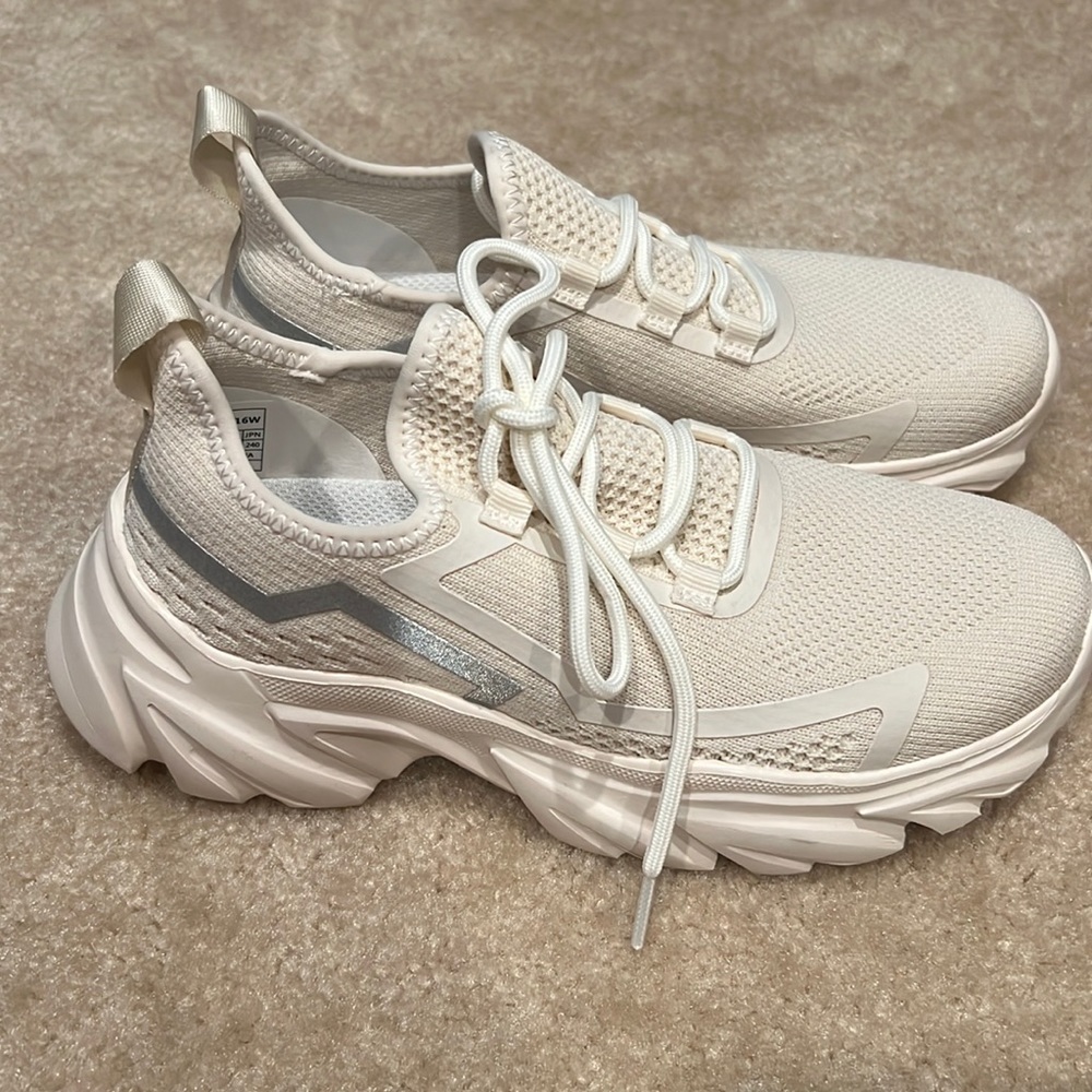 Brand New!! Womens workout shoes